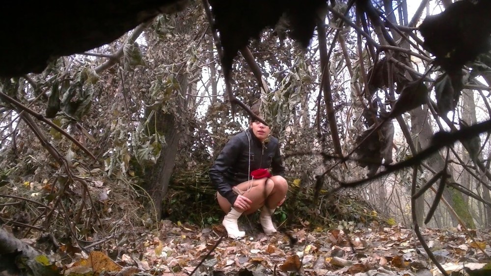 Пожилые женщины ссут в кустах