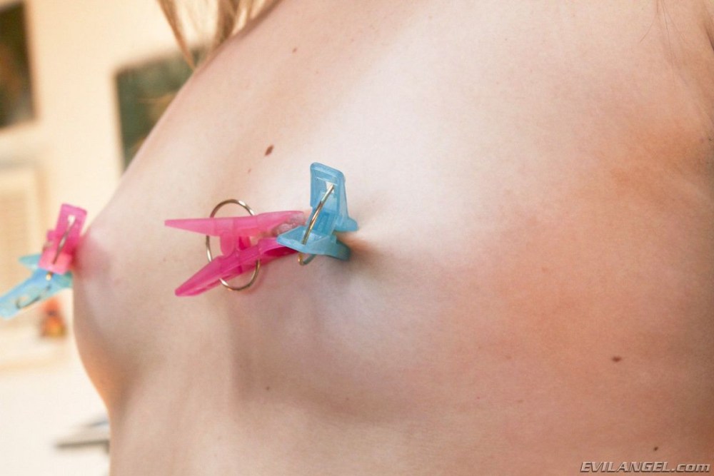 Прищепки на сосках девушки