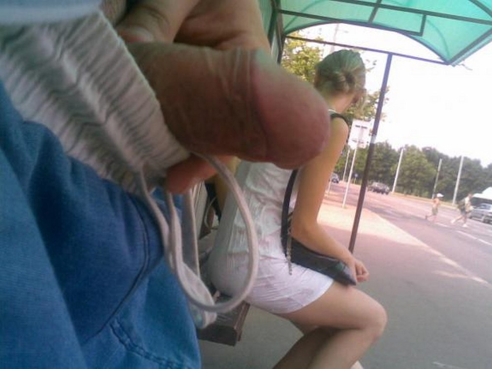 Подрочила парню в публичном месте