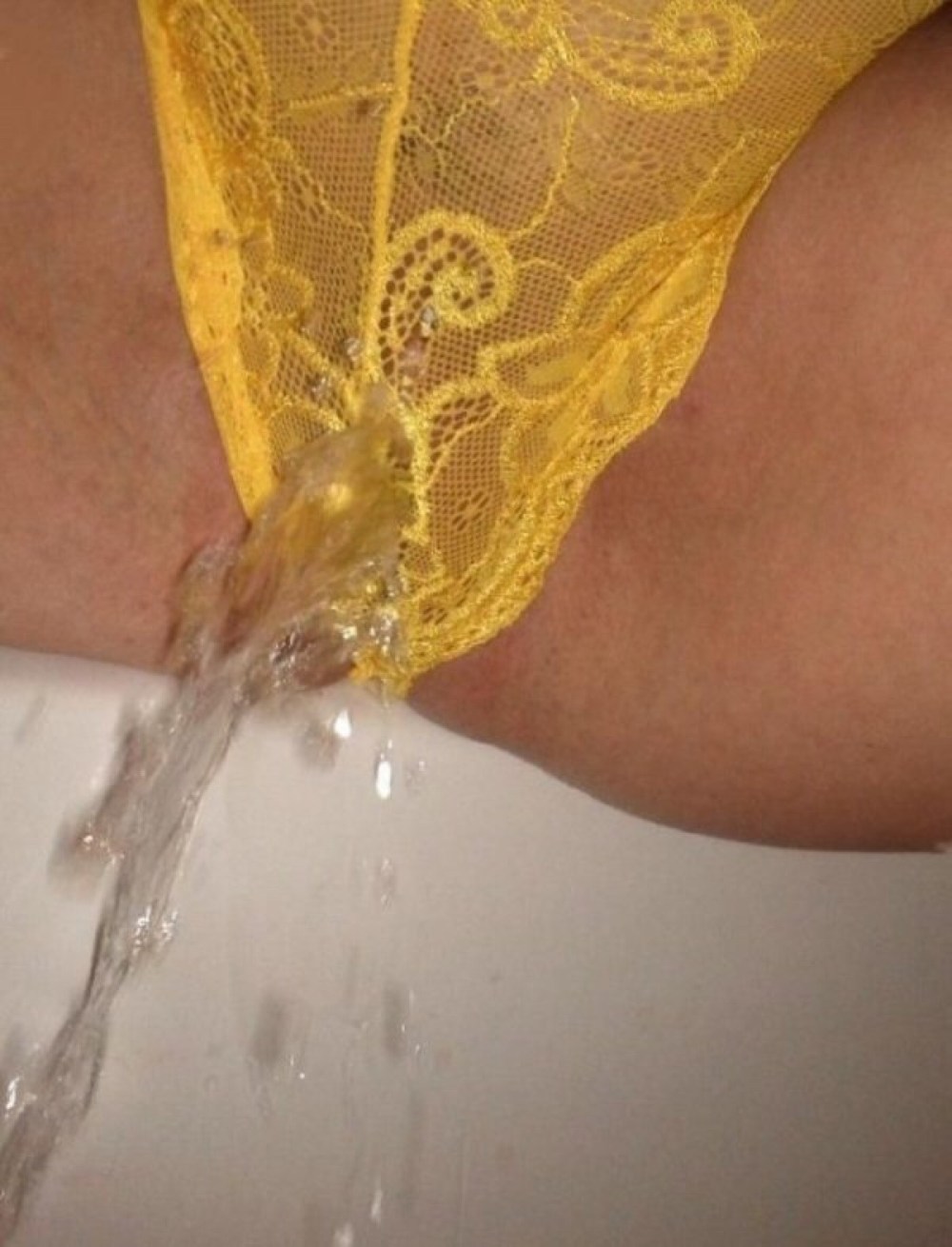 Женский писсинг в трусах