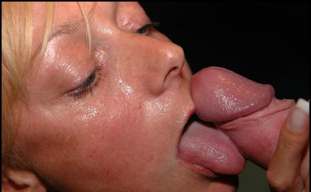 Любительское кончает на язык