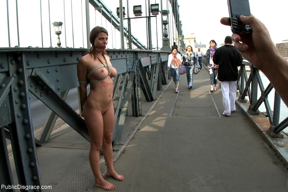 Публичное унижение девушек