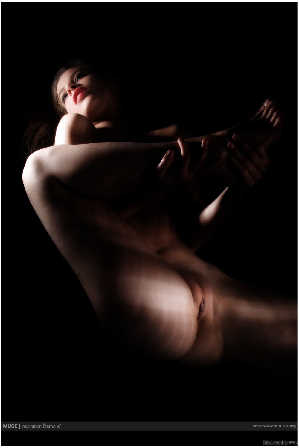 Красивое прикрытое ню в темноте