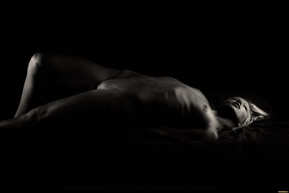 Мастурбация ночью в кровати