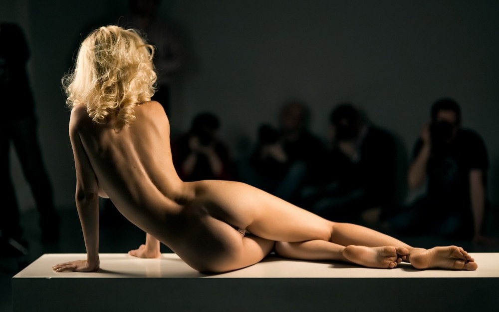 Плоскодонка женщины голая