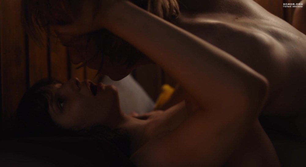 Lisa Ann nude садится на искусственный член