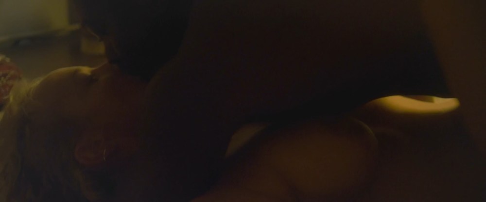 Катя Гловер голая в постели