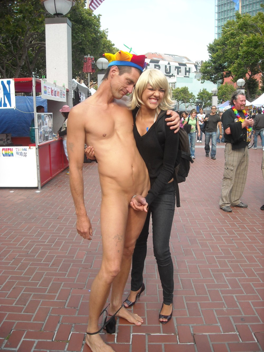 Голые парни на улицах города
