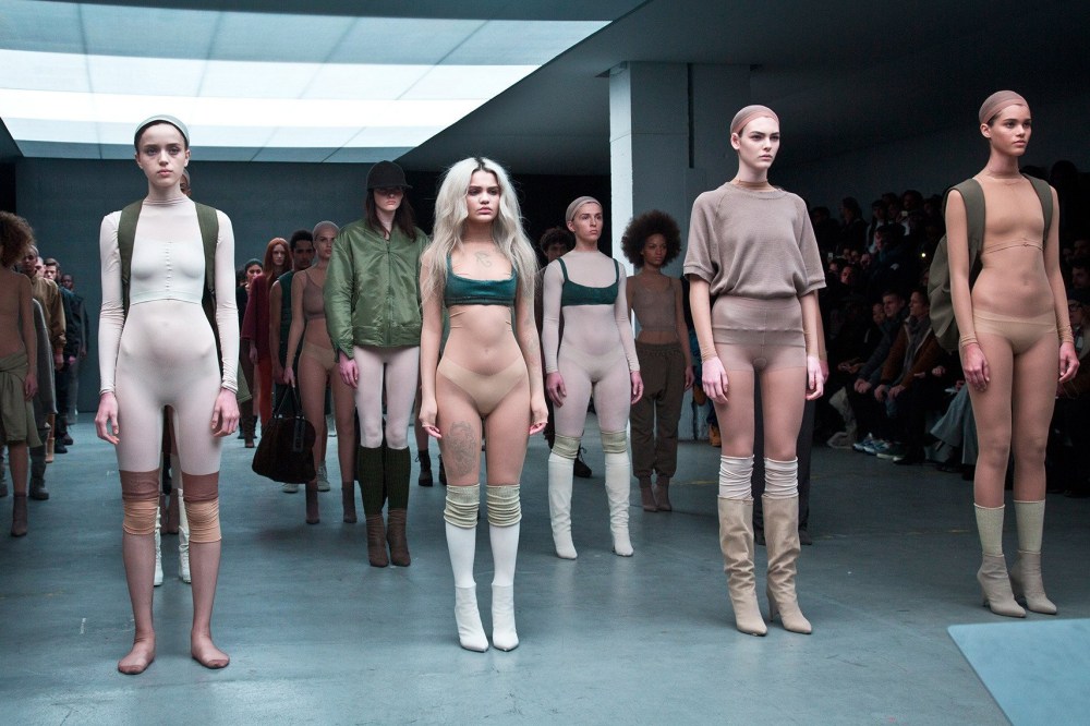 Девушки раздеваются на сцене