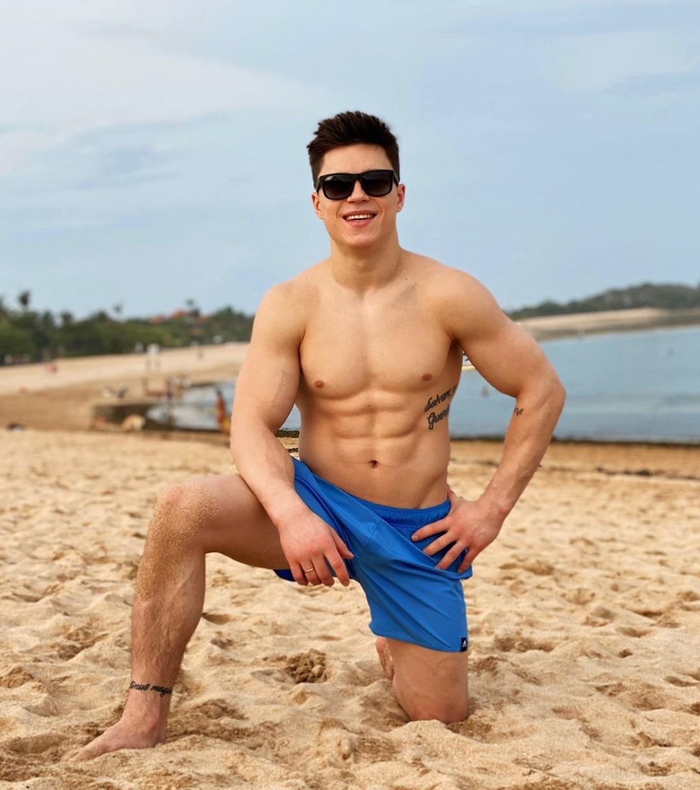 Красивые голые парни гимнасты