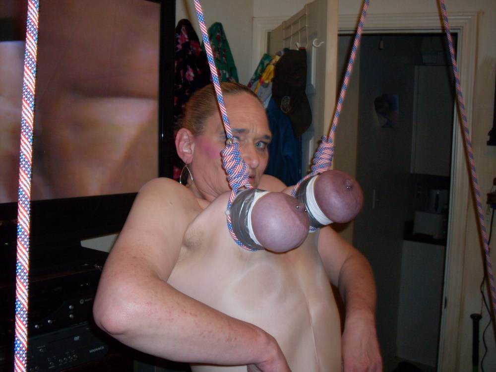 Бдсм подвешивание за сиськи