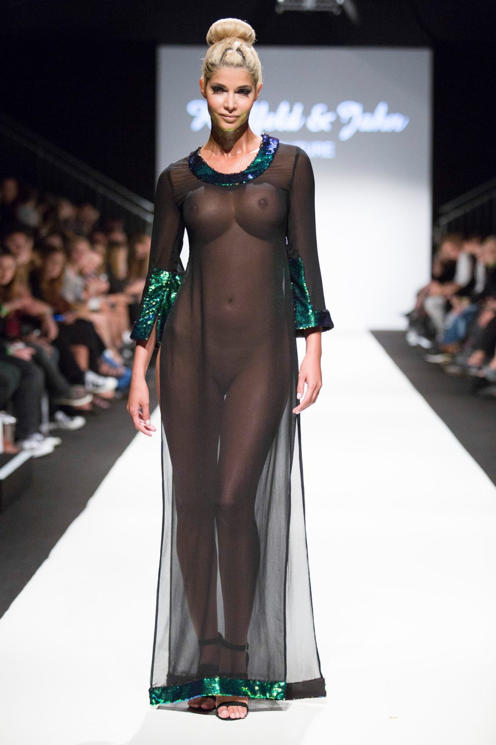 Голые фотомодели на подиуме