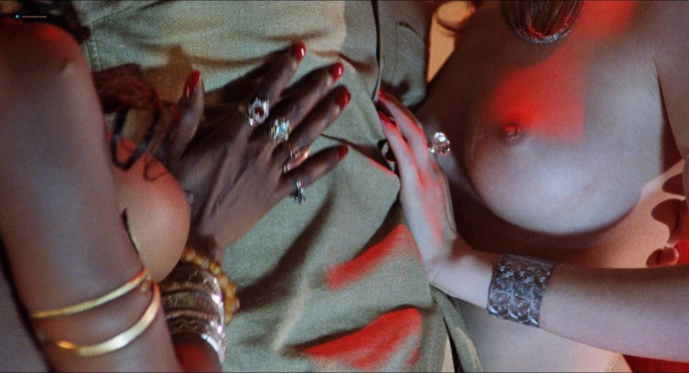 Ивонн Страховски вагина