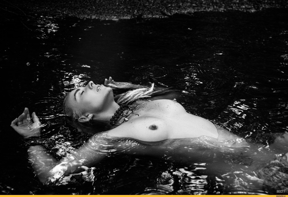 Художественное ню в воде