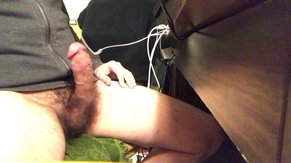 Толстяк онанист в лесу.