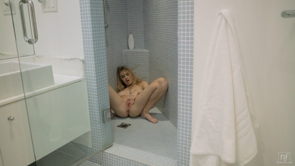 Подглядывание за девушкой в душевой