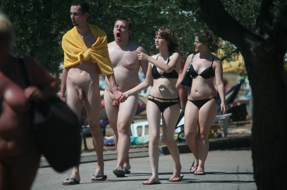 Нудистки одетые раздетые