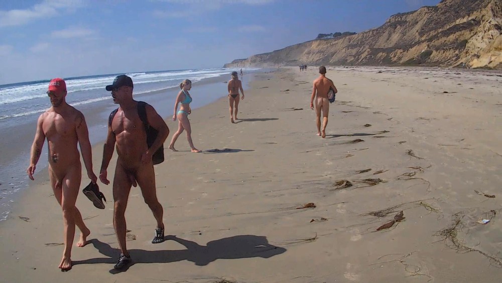 Голые женщины на пляже среди людей