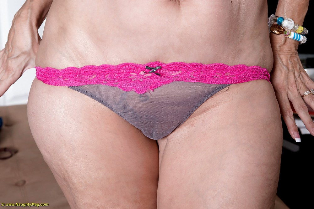 Старая волосатая в трусах