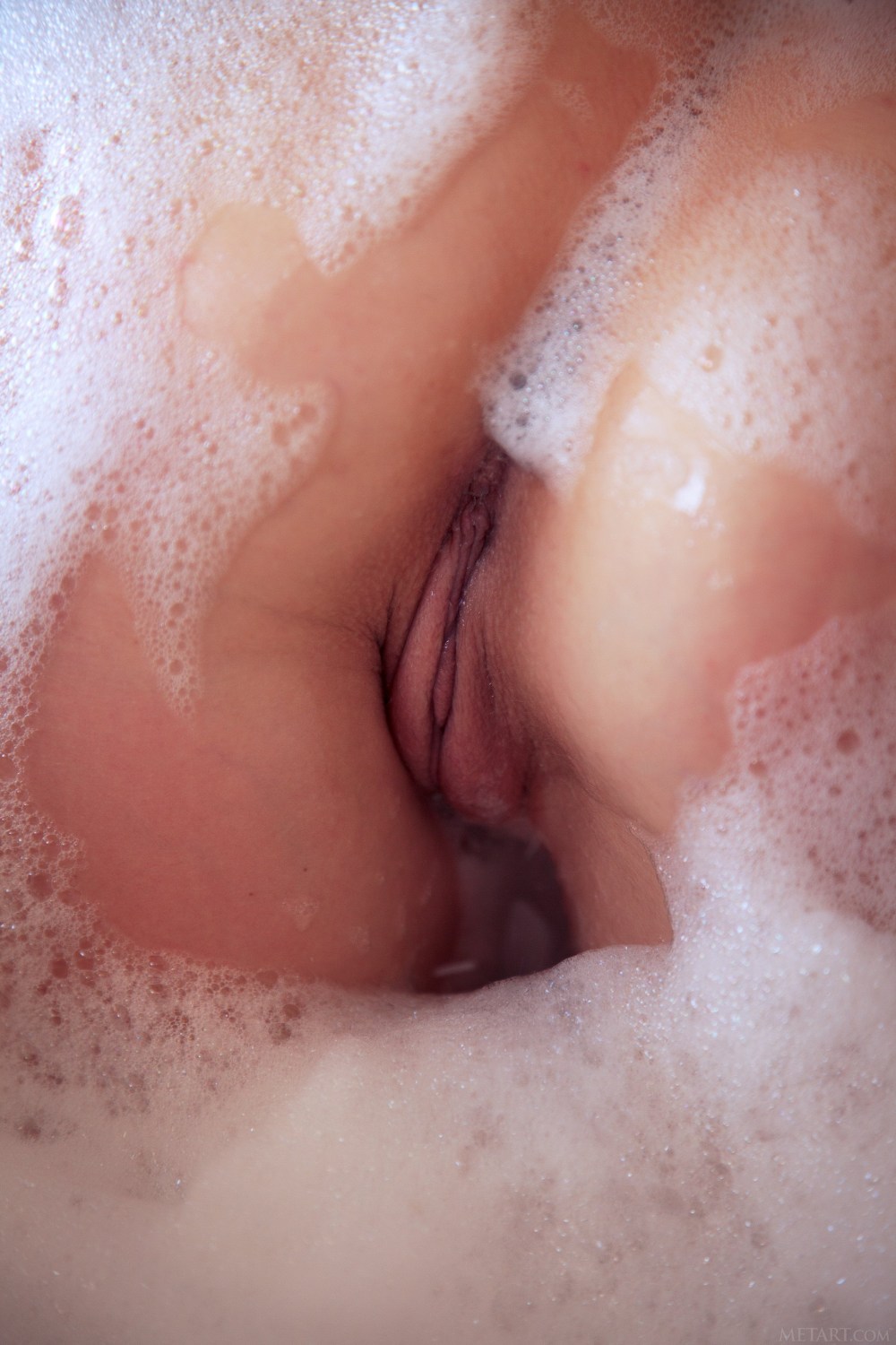 Красивая киска в ванной