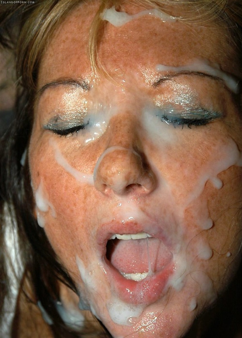 Девушке накончали на лицо