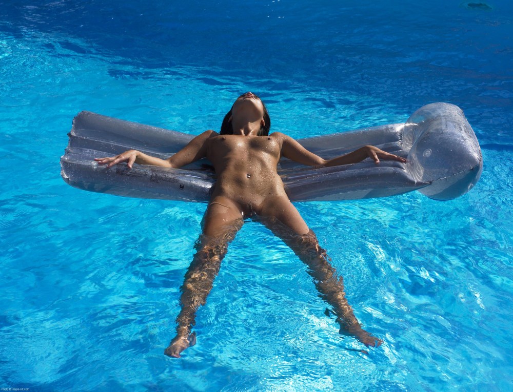 Голые женщины плавают в бассейне