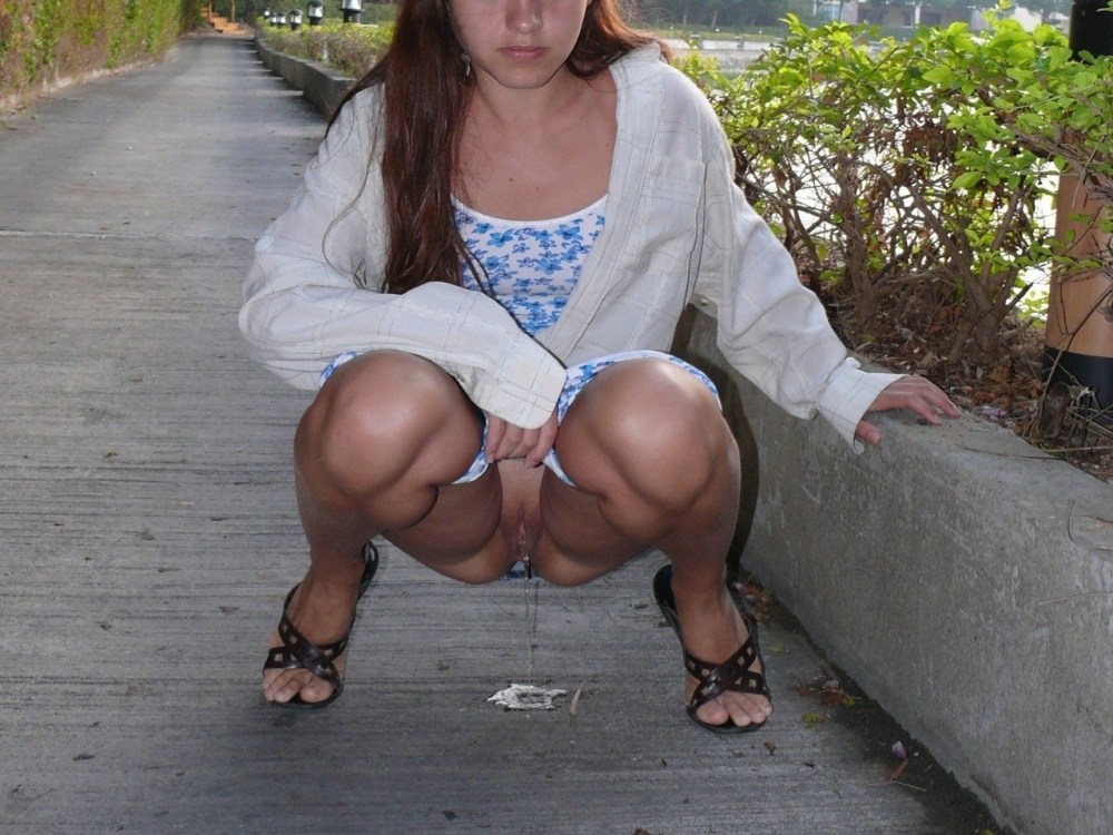 Расставила ноги и наклонилась