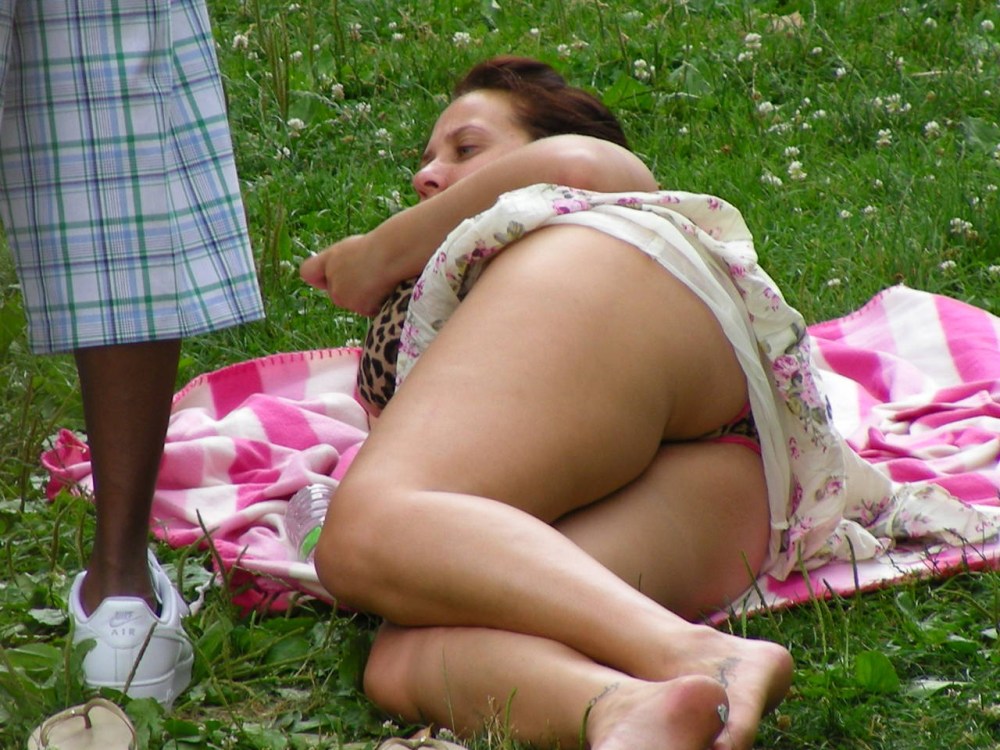 Под юбкой у зрелых на природе