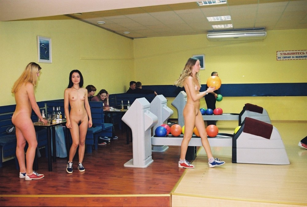 Девушки голышом играют в боулинг