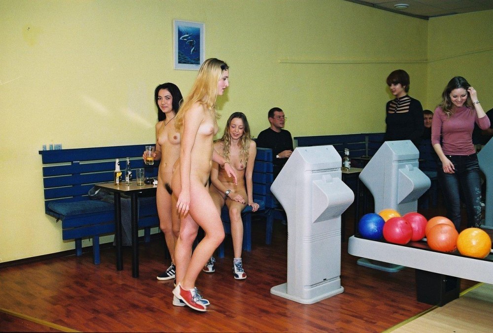 Девушки и боулинг голышом