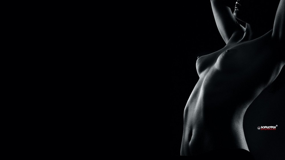 Секси девушка. Мокрая. Эротика. На темном фоне