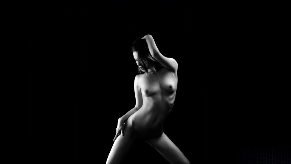 Голые красотки на темном фоне