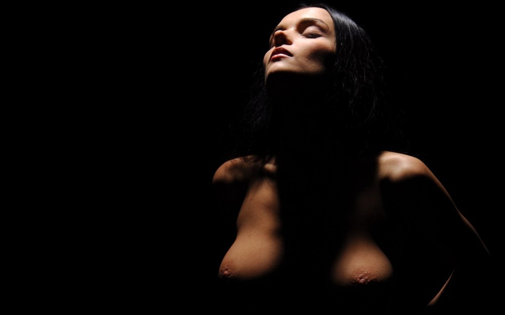 Голые девки тёмный фон