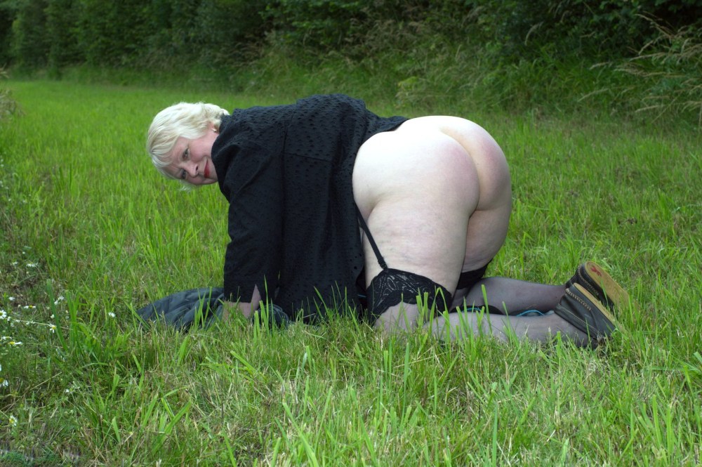 Голые старушки в чулках на природе