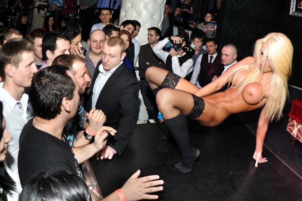 Певицы показывают сиськи на сцене