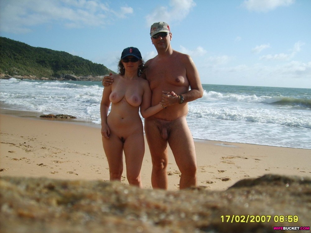 Голые женщины и мужчины в возрасте