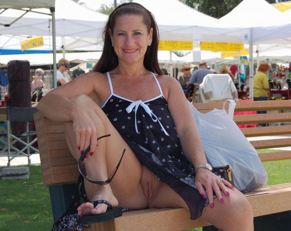 Девушки в колготках вид снизу