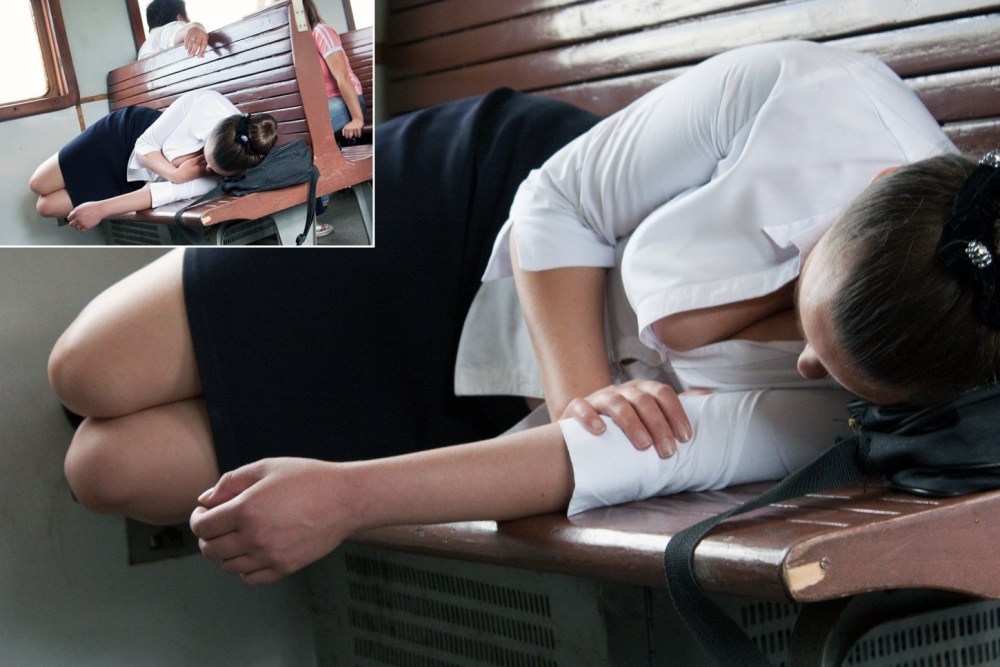 Голые девчонки спят в поезде