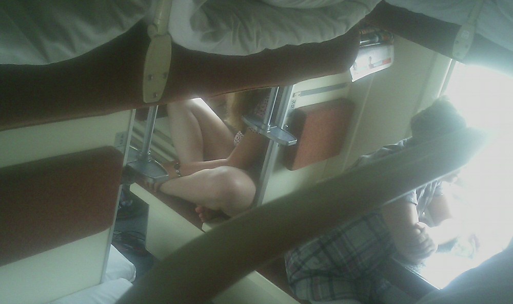 Голые женщины спят в поезде