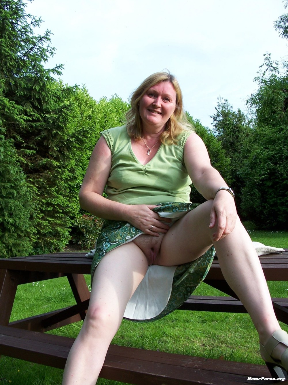 Зрелые голые под платьем