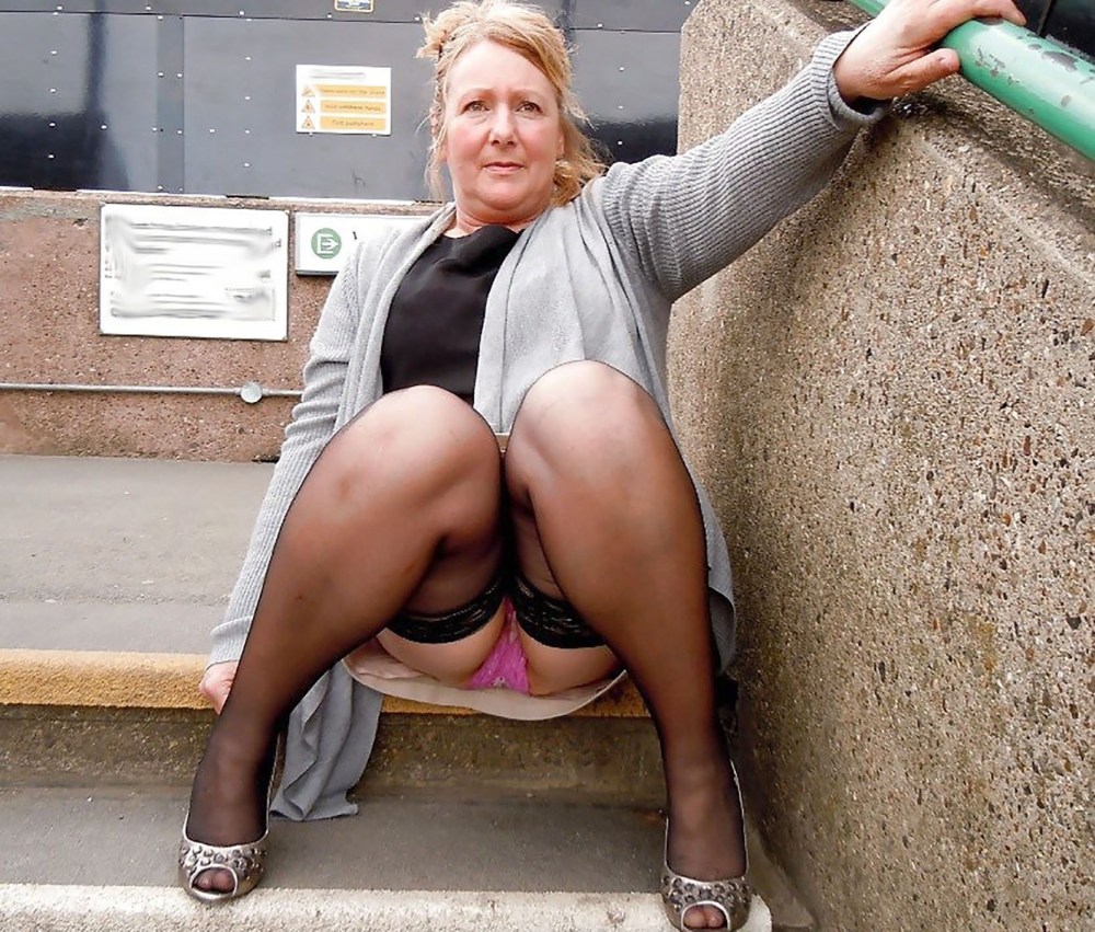 Немолодые женщины без трусов