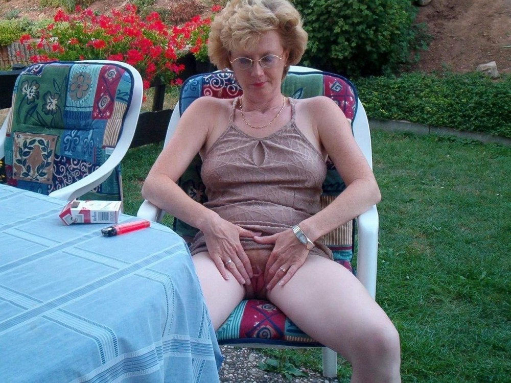 Пожилая женщина в халате вагина