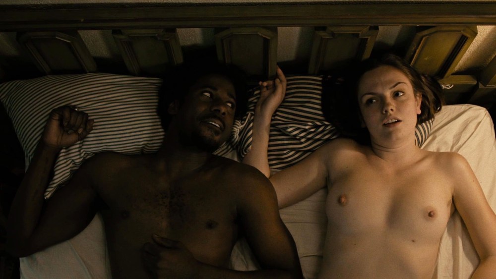 Maggie Gyllenhaal в Deuce постельная сцена