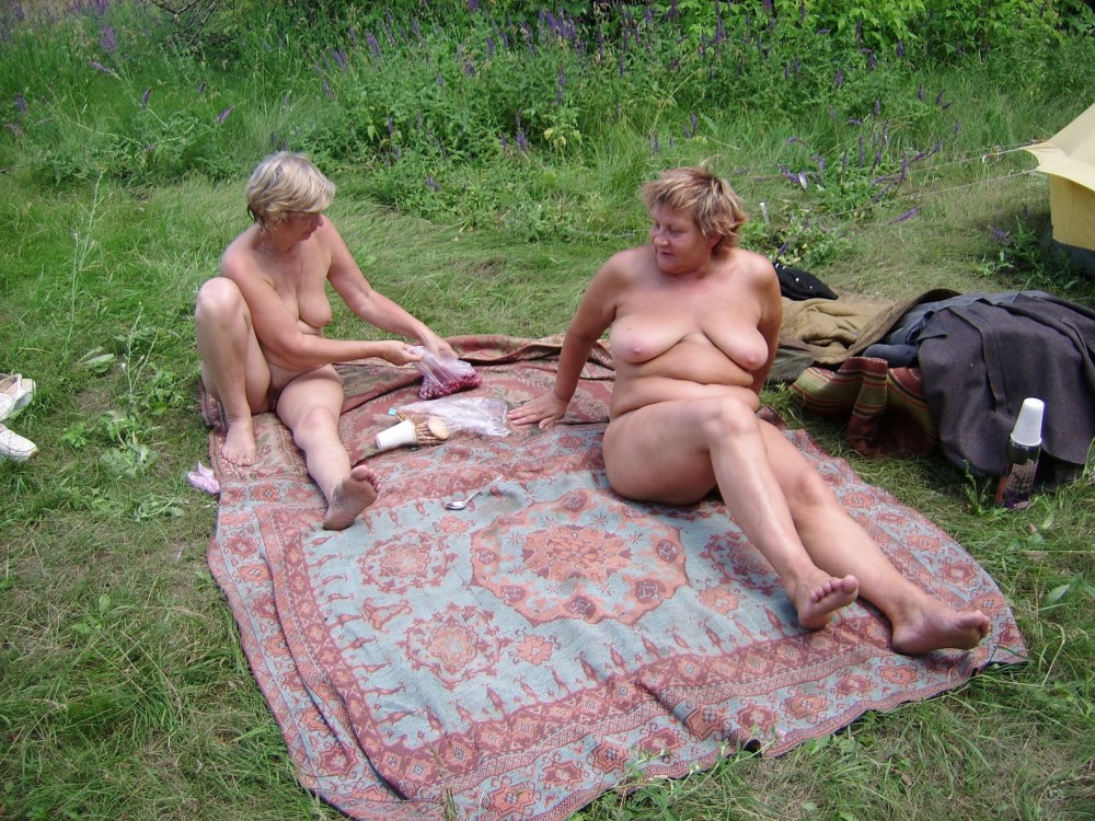 Волосатые толстушки на природе