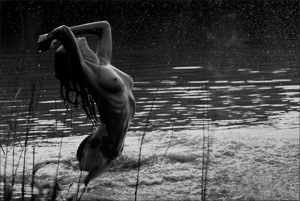 Голая женщина под зонтом