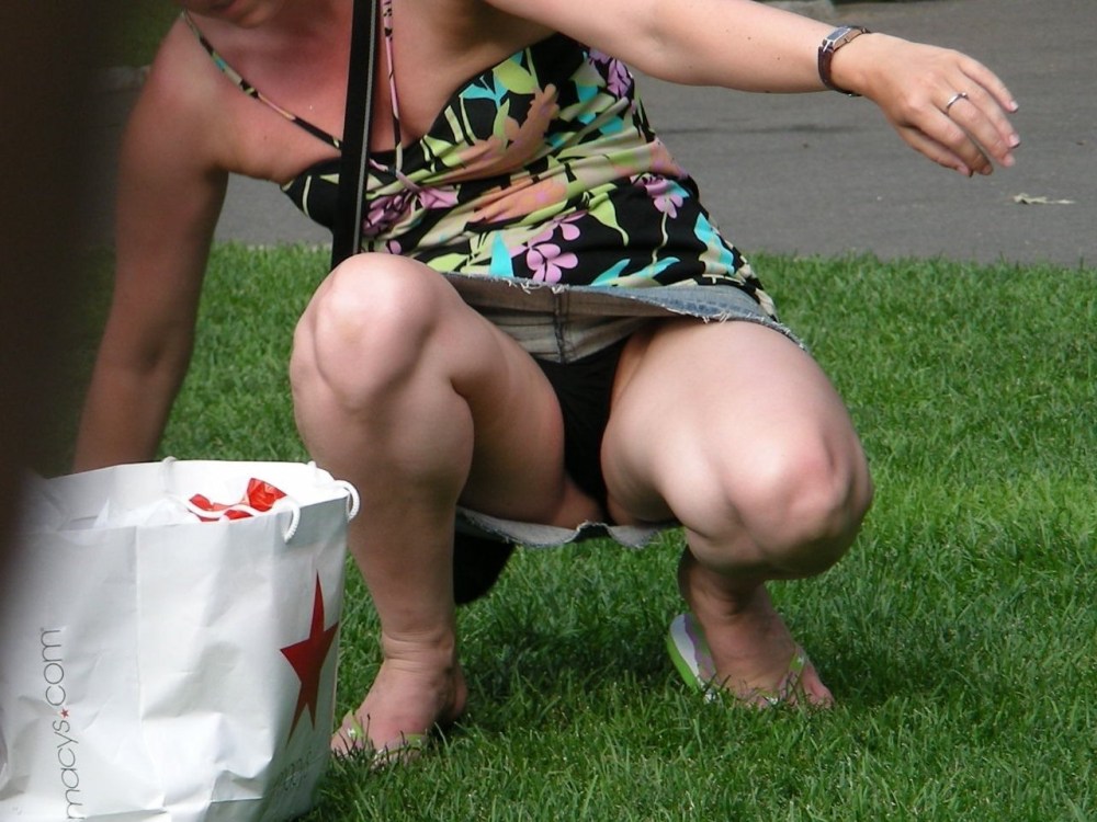 Голая под юбкой случайно