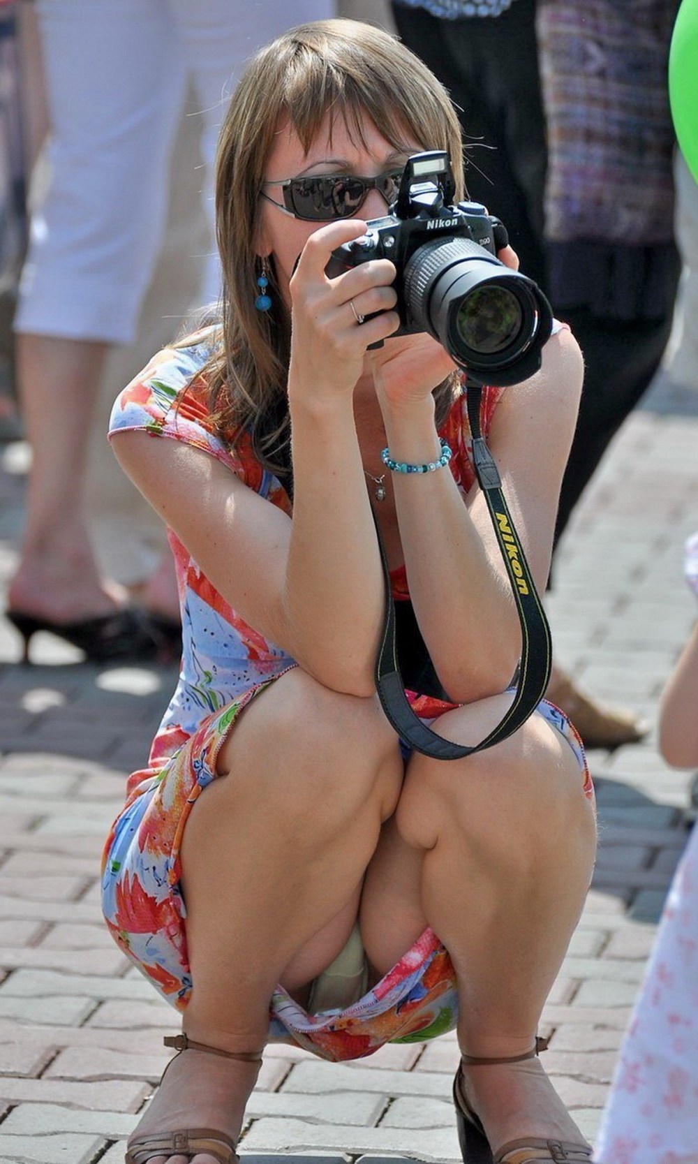 Женщины в трусах на корточках