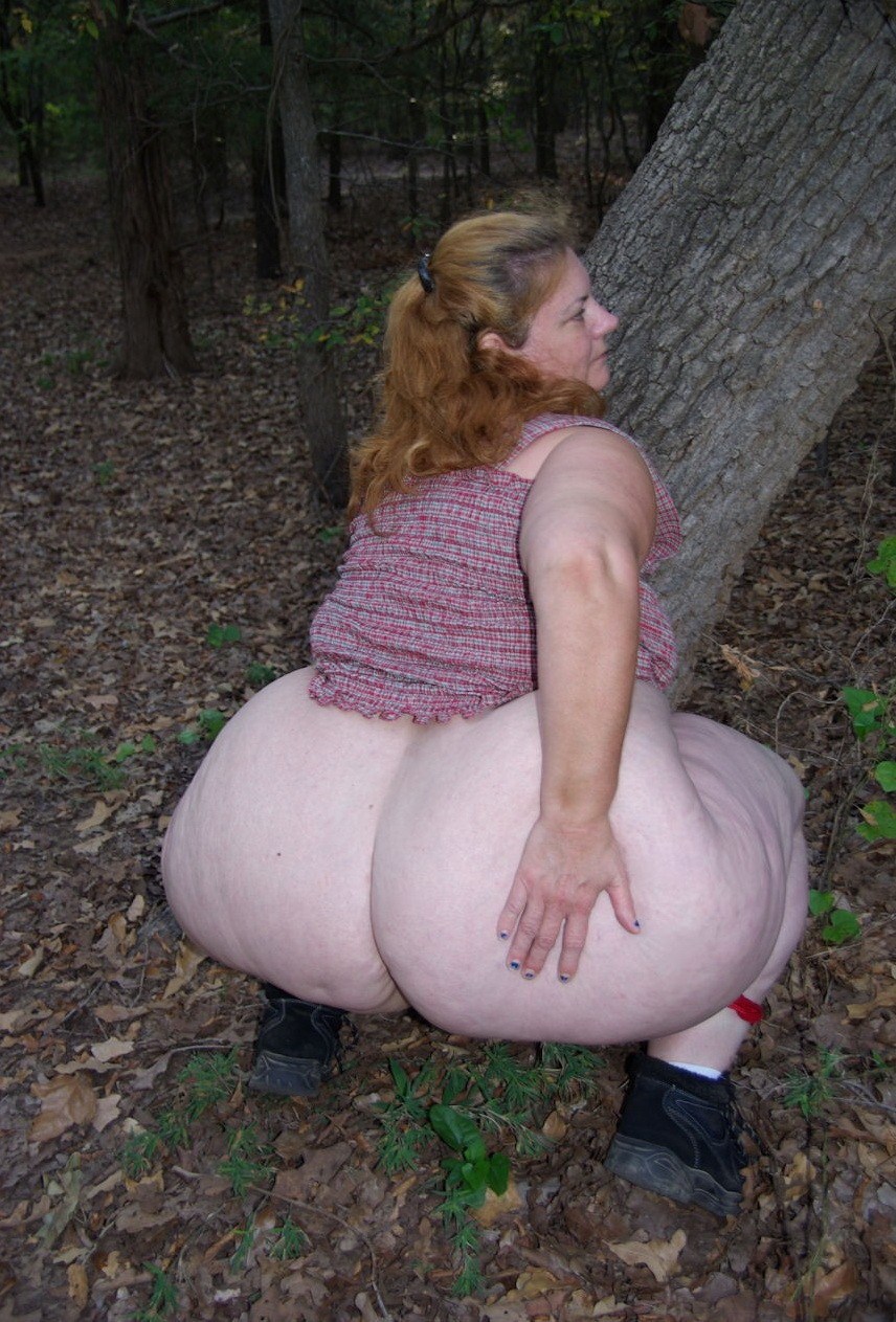 Толстые голые женщины в огороде