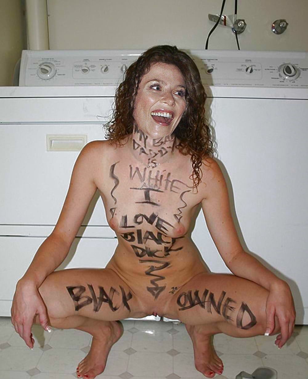 Голые женщины с надписями на теле