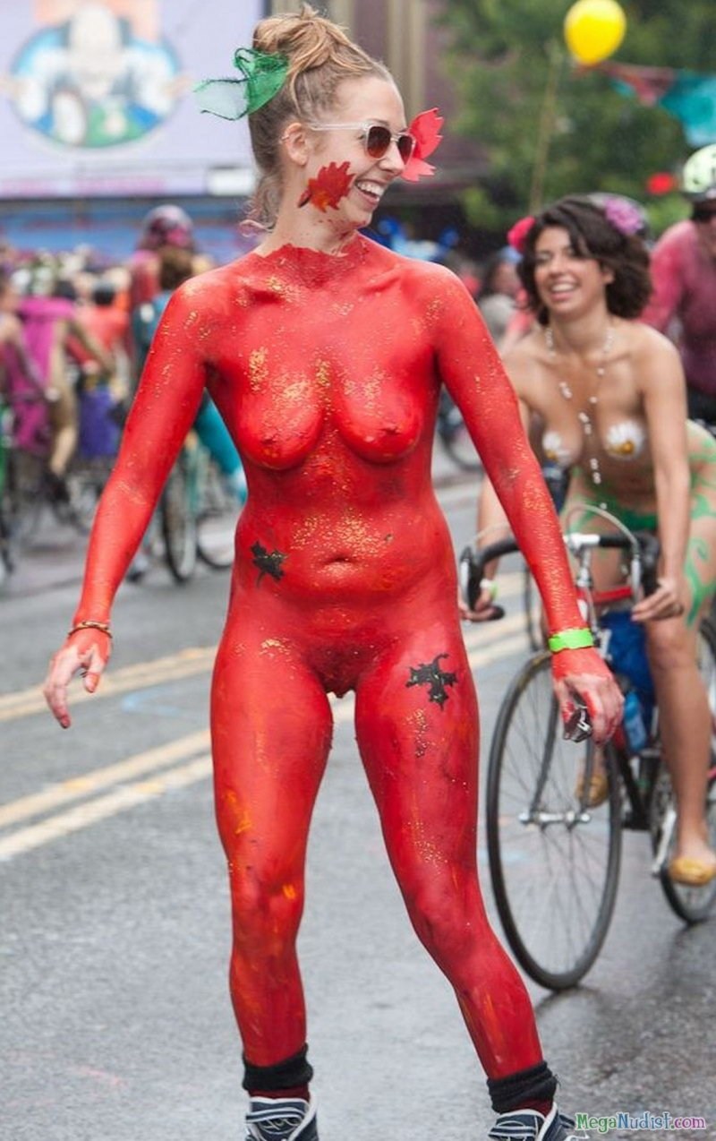 Разукрашенные голые женщины